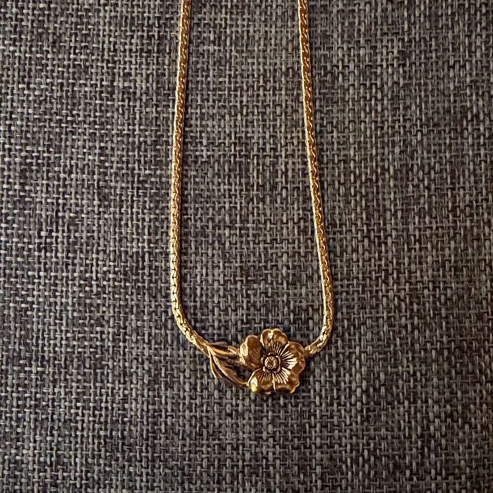 Sarah Coventry gold tone flower pendant necklace - Picture 3 of 5
